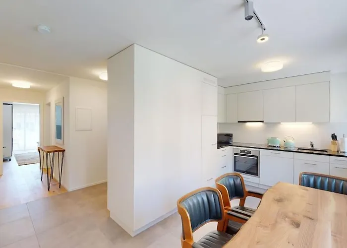 Amazing Big In The Center - Sun 7 *