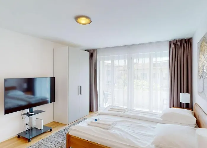 Amazing Big In The Center - Sun 7 *