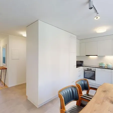 Amazing Big In The Center - Sun 7 *